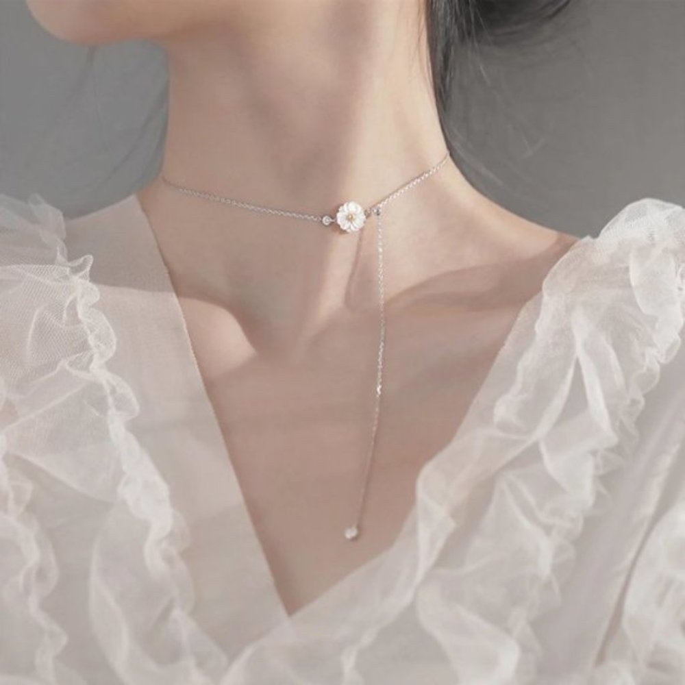 NEW Summer Simple Silver Daisy Necklace - Picture 2 of 6